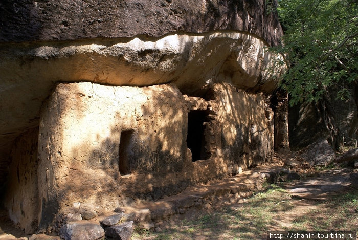 Жилая пещера Полоннарува, Шри-Ланка