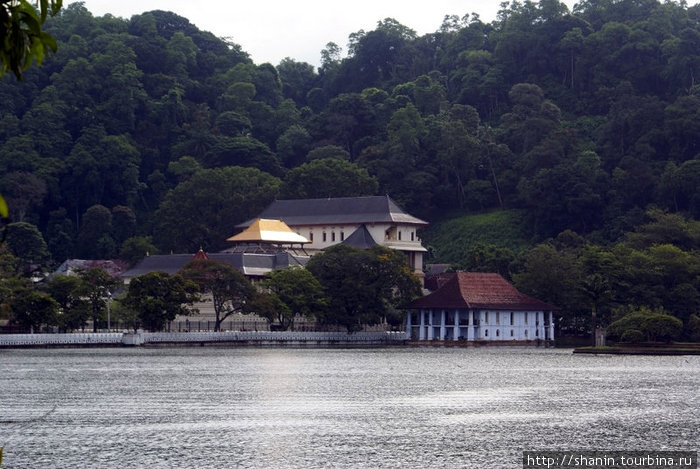 Храм на берегу озера Канди, Шри-Ланка