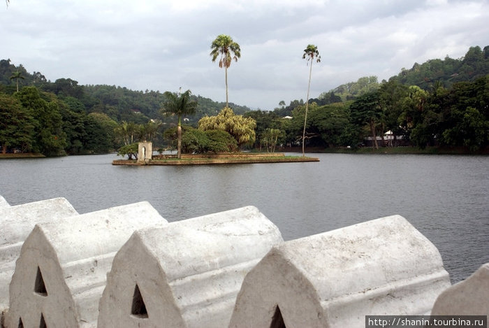 Вид из храма на озеро Канди, Шри-Ланка
