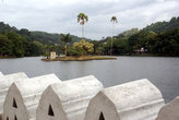 Вид из храма на озеро