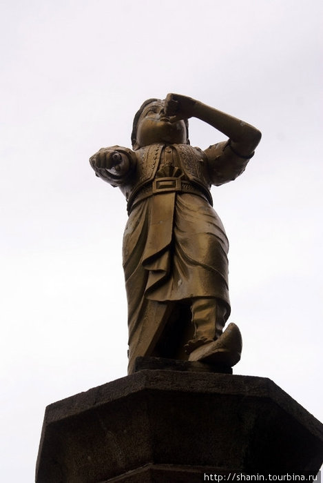 Памятник пионеру-герою в парке перед храмом Канди, Шри-Ланка