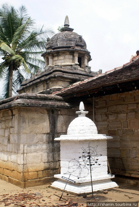 Статуя у стены храма Канди, Шри-Ланка