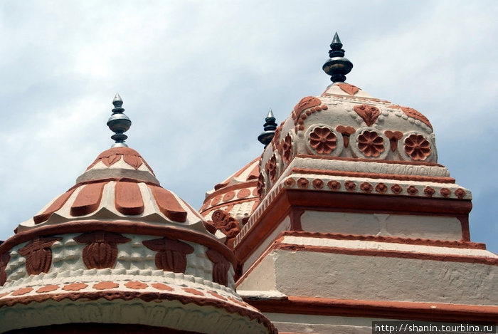 На крыше индуистского храма Катарагама, Шри-Ланка