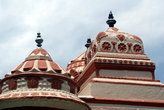 На крыше индуистского храма