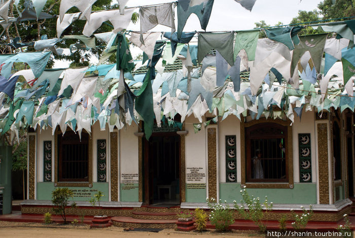 В мечети Катарагама, Шри-Ланка