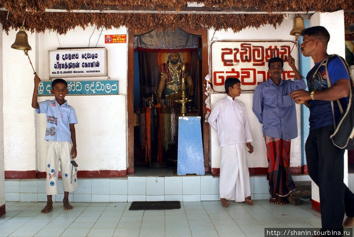 У храма Катарагама, Шри-Ланка