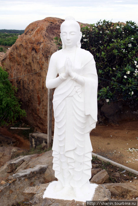 Белая статуя монаха