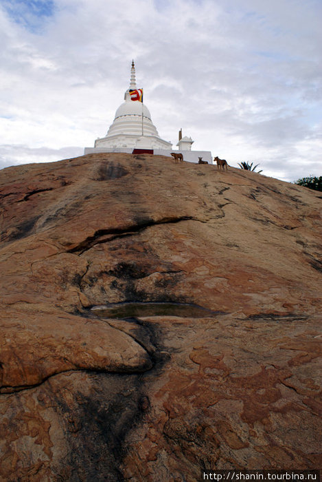 Ступа на вершине Киринда, Шри-Ланка