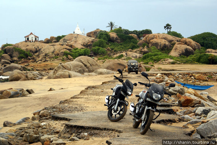 Мотоциклы на берегу моря Киринда, Шри-Ланка