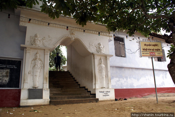 Вход в монастырь Киринда, Шри-Ланка
