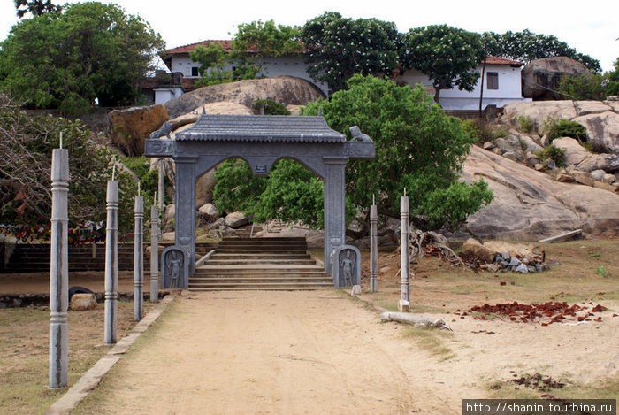 Вход на территорию монастыря у основания холма Киринда, Шри-Ланка