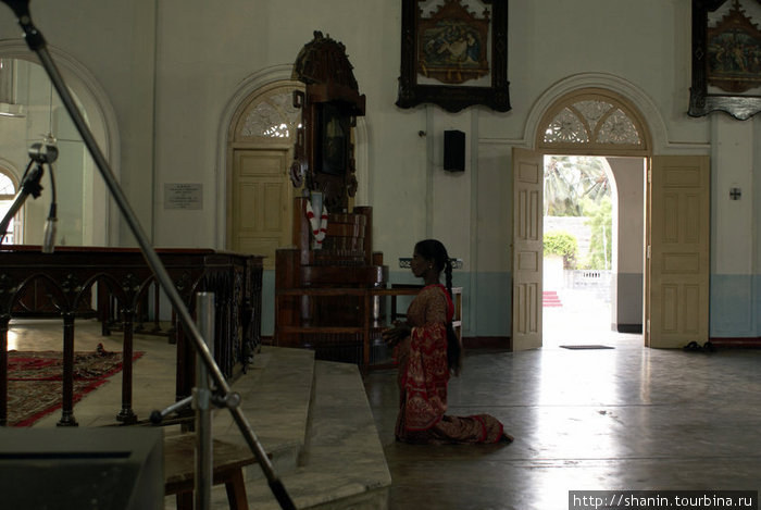 Молитва в соборе Маннар, Шри-Ланка