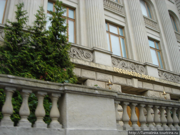 Здание посольства России на главной улице Берлина!