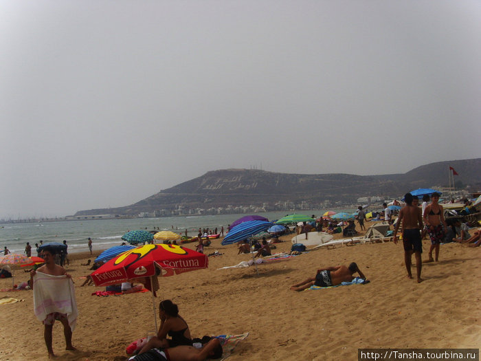 Городской пляж г. Агадира. В основном, там местные (особенно по выходным), но попадались и европейцы — русские ,поляки ,французы и немнцы Марокко