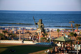 Пляж, памятник Нептуну, сцена.