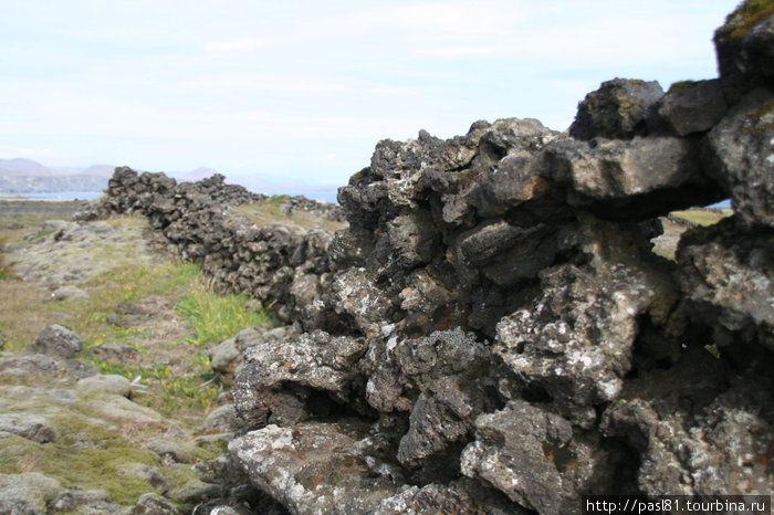 Все идет в ход здесь — забор из кусков застывшей лавы... Юго-западная Исландия, Исландия