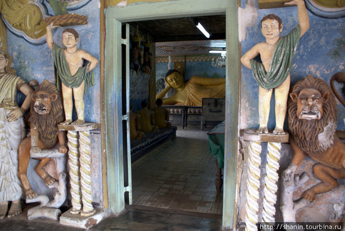Вход в храм у основания Махасея Дагобы Михинтале, Шри-Ланка