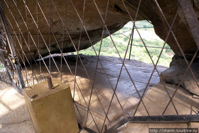 Пещера за решеткой Михинтале, Шри-Ланка