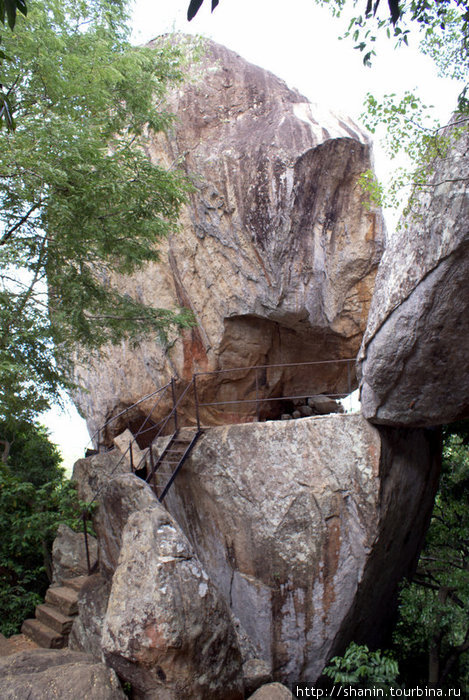 Огромный камень с пещеркой Михинтале, Шри-Ланка