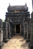 Во внутреннем дворике храма