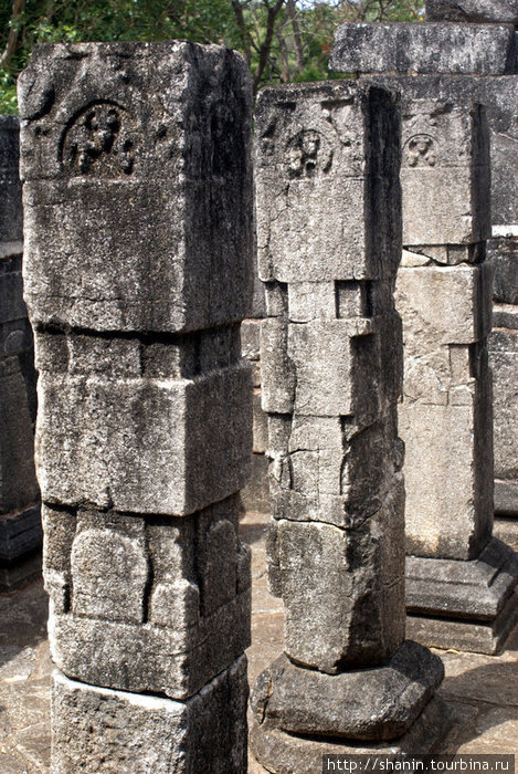 Столбы в храме Наланда, Шри-Ланка