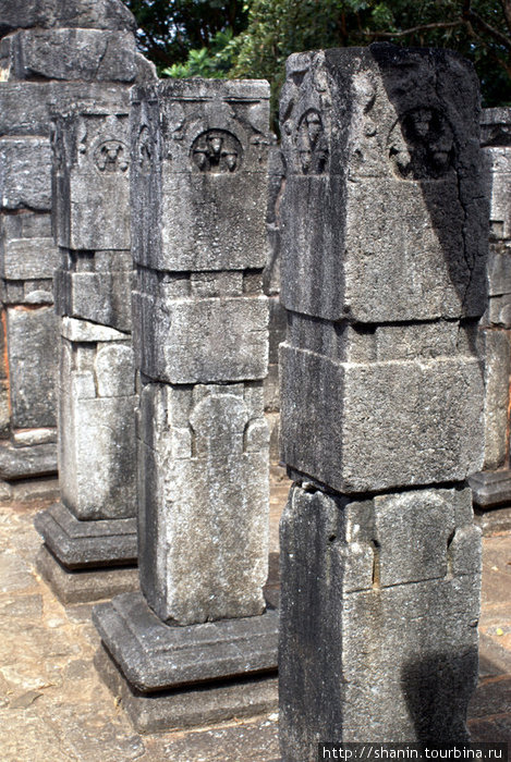 Столбы в храме Наланда, Шри-Ланка