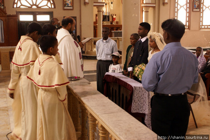 На венчании в церкви Нувара Элия, Шри-Ланка