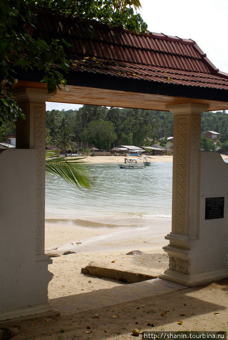 Монастырские ворота стоят прямо на пляже Галле, Шри-Ланка