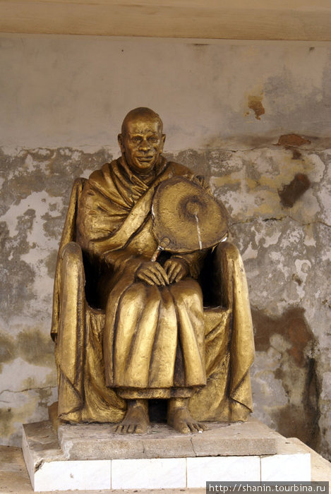 Статуя монаха у дороги Хиккадува, Шри-Ланка