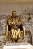 Статуя монаха у дороги