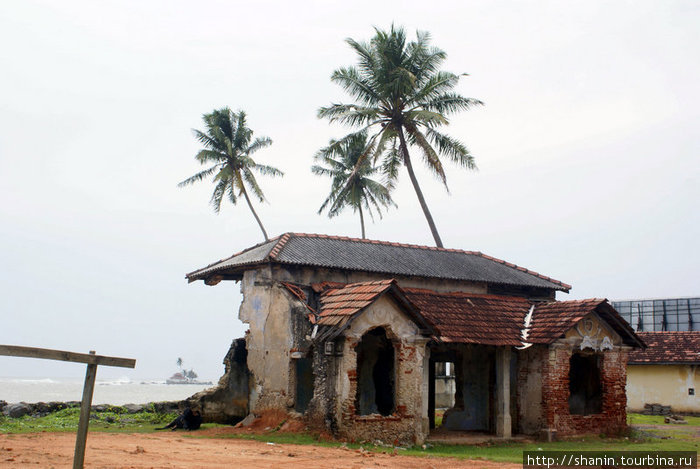 Полуразрушенный цунами дом Хиккадува, Шри-Ланка