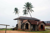 Полуразрушенный цунами дом