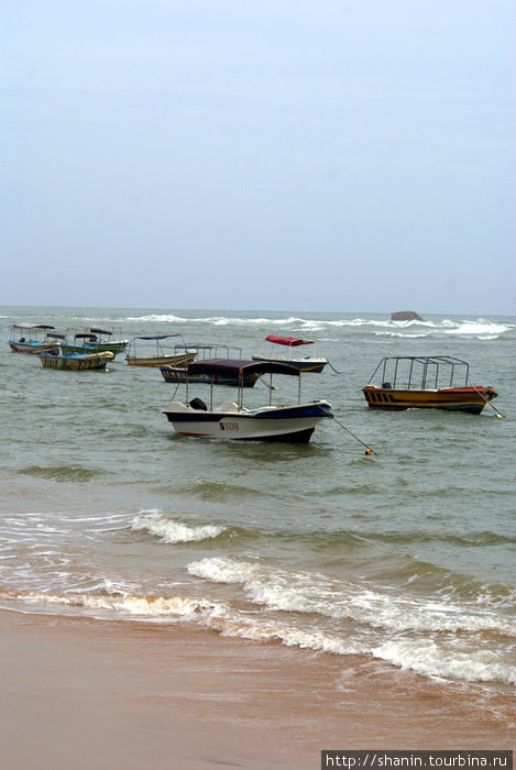 Лодки у берега Хиккадува, Шри-Ланка