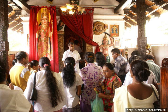 Монахи и священники Шри-Ланка