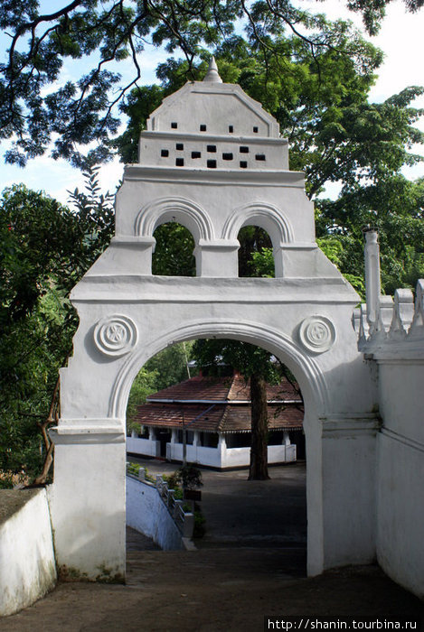 Вход в монастырь Бандаравела, Шри-Ланка