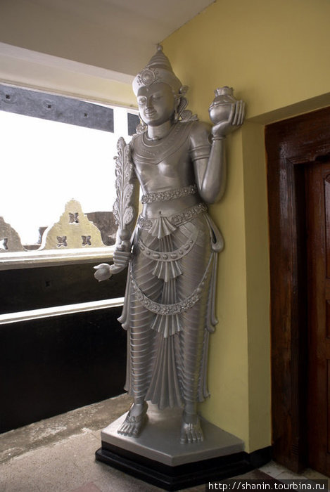 Статуя у двери Бандаравела, Шри-Ланка