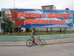 Велосипедист на фоне плаката
