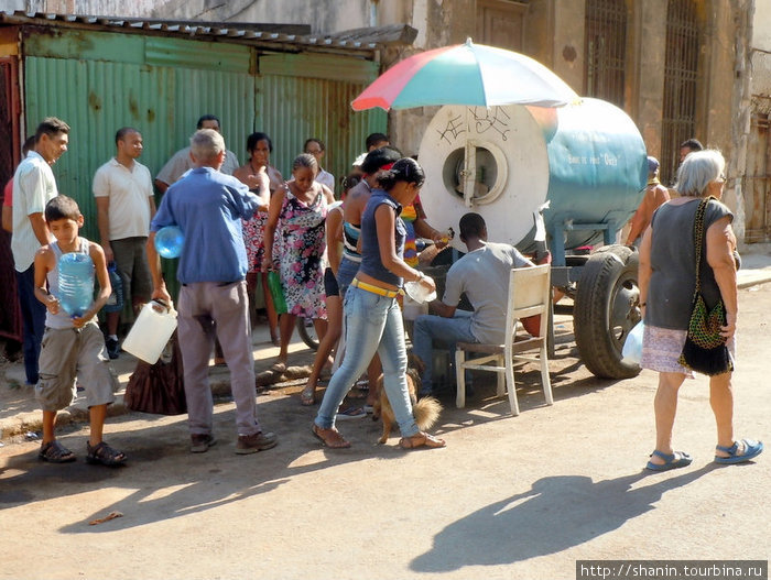 В очереди за прохладительным напитком Куба