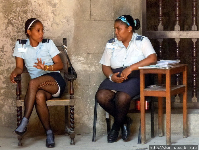 Охранницы музея Куба