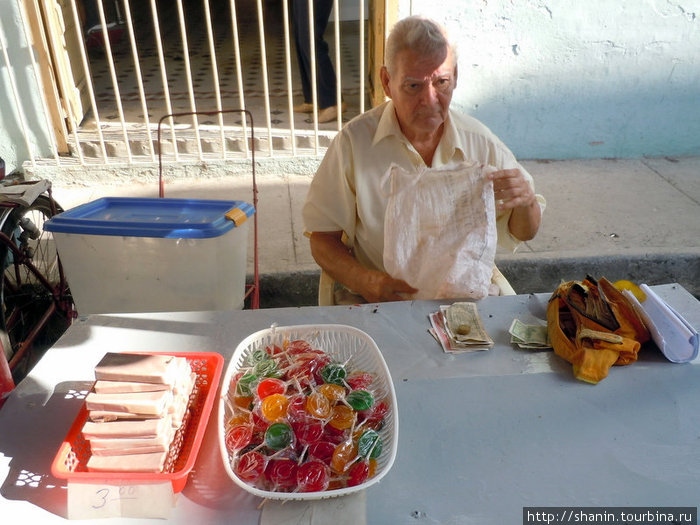 Продавец сладостей на рынке Куба
