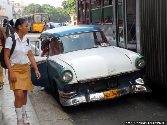 Столкновение такси и автобуса Куба