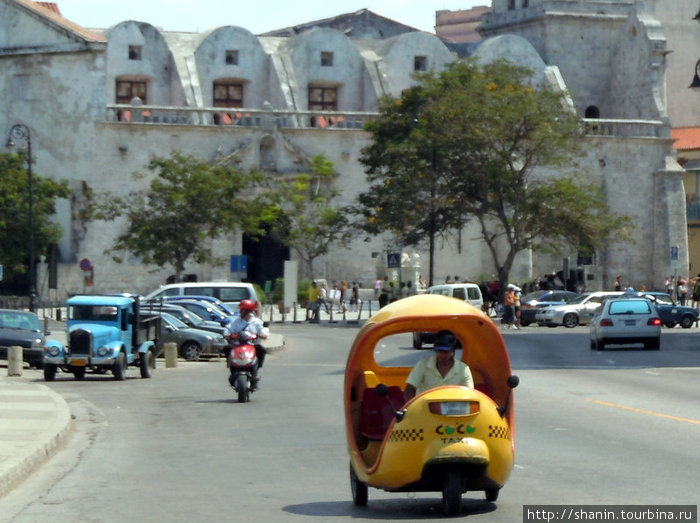 Микро-такси у собора Сан Франциско Куба
