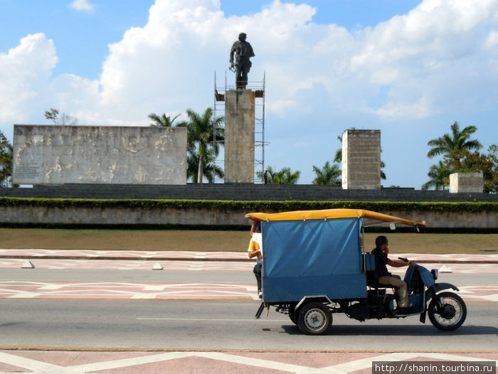 Тук-тук у монумента Чегевары Куба