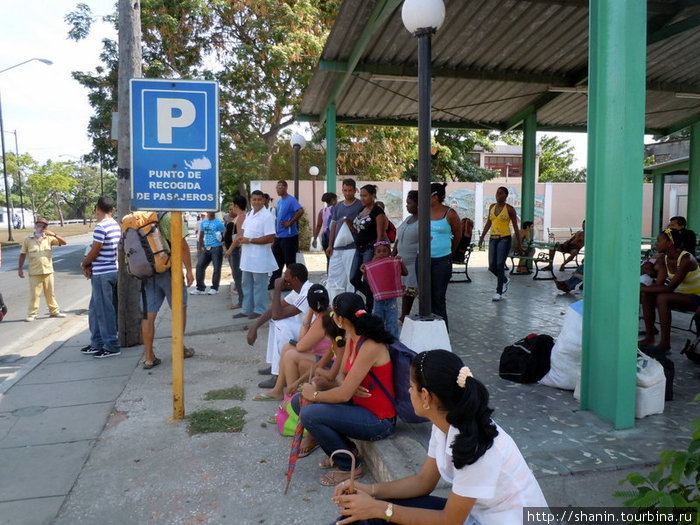 Автостопная остановка на выезде из Сьенфуэгоса Куба