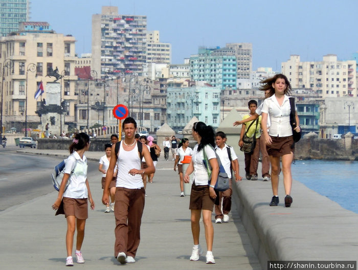 Школьницы на прогулке Гавана, Куба