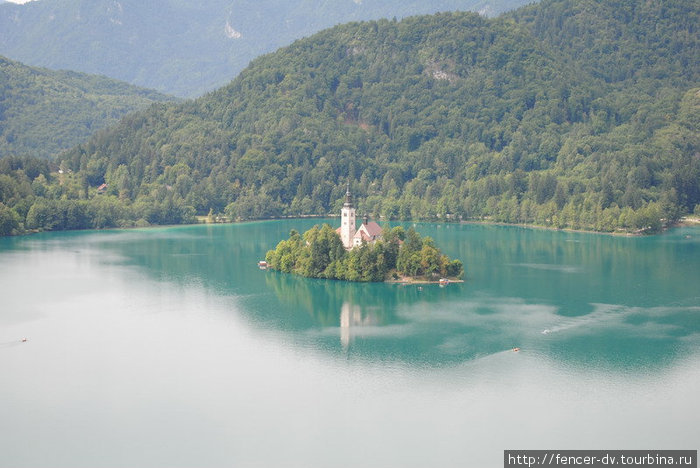 Островок с церквушкой по середине озера. Открыточный пейзаж. Блед, Словения