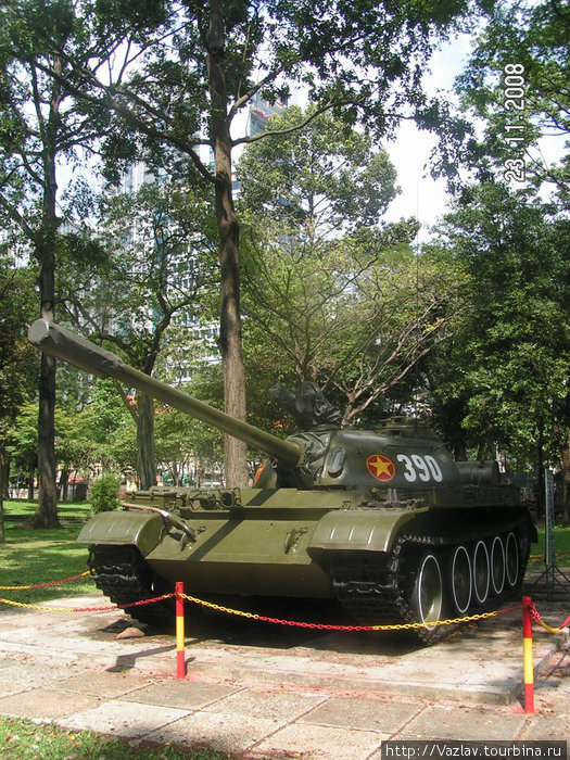 Танк-освободитель, первым ворвавшийся на территорию дворцового комплекса Хошимин, Вьетнам