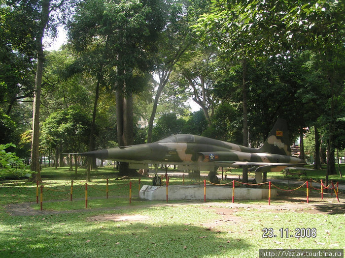Американский самолёт; на нём один из патриотов пытался разбомбить дворец Хошимин, Вьетнам