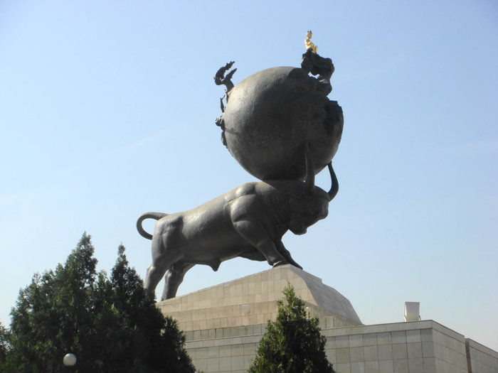Монумент в память 160 000 жертв землетрясения 06 октября 1948 года Ашхабад, Туркмения
