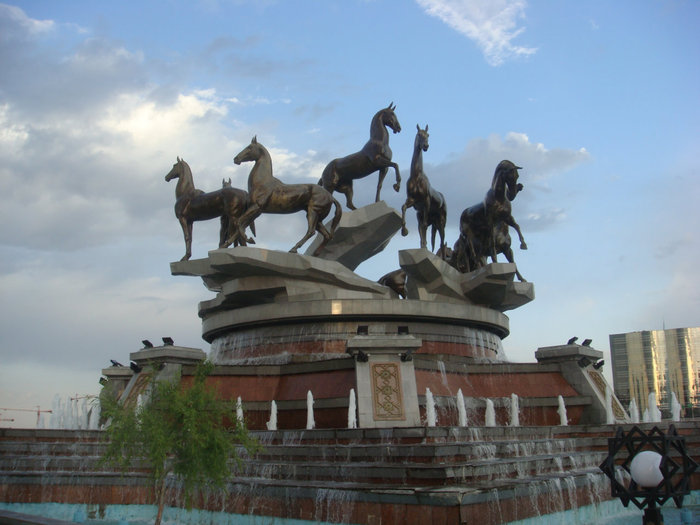 Памятник ахалкетинскому скакуну Ашхабад, Туркмения